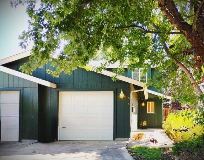 Building Photo - 548 NE Negus Loop