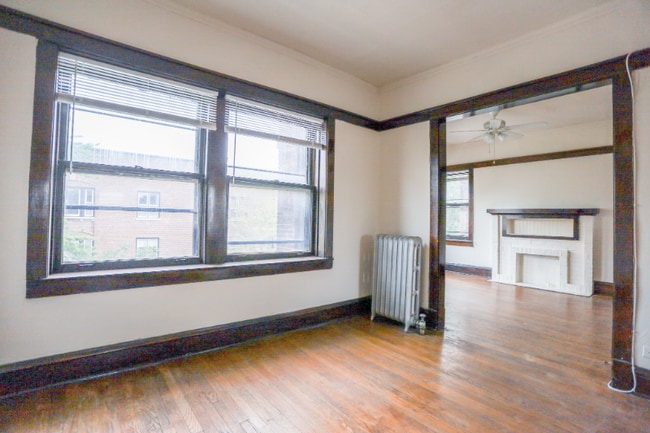 Building Photo - 1535 W Cornelia Ave