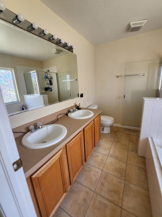 Foto del edificio - RARE FIND! Beautiful 3 bed 2 Bath 2 Car garage - Includes ALL the Bells & Whistles! Must See!
