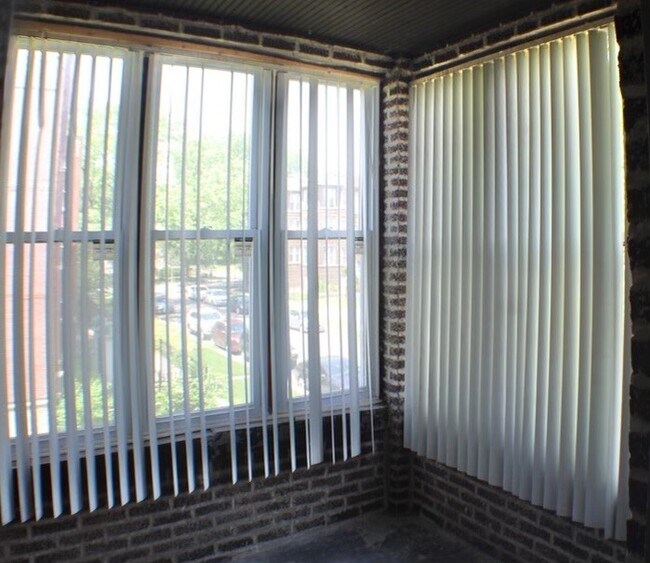 Foto del edificio - 1427 E 67th Pl