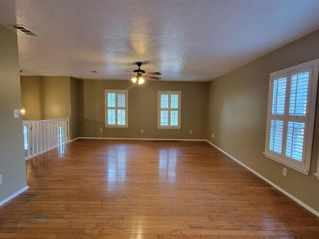 Foto del edificio - 3222 River Valley Dr