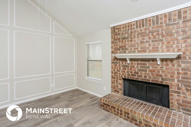 Building Photo - 3652 Village Green Dr