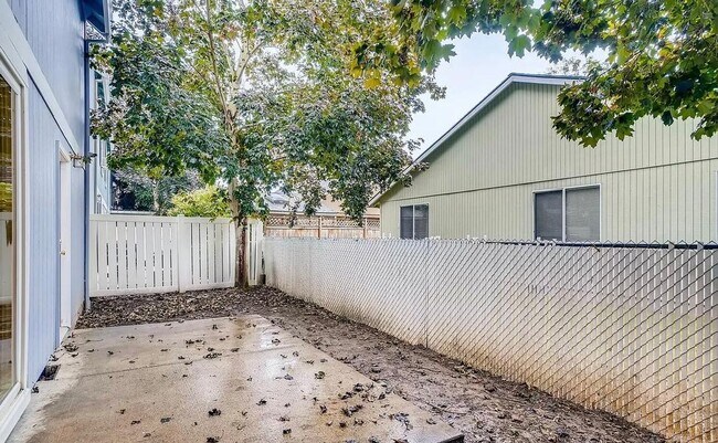 Building Photo - 911 SW Elmonica Pl