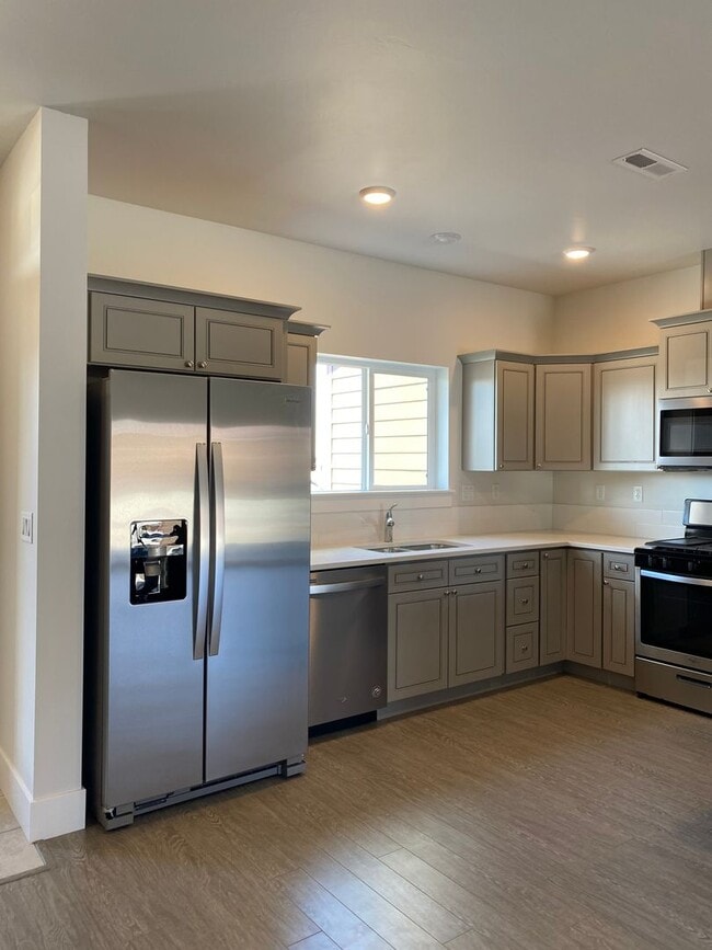 Building Photo - Discover this Gorgeous Townhome