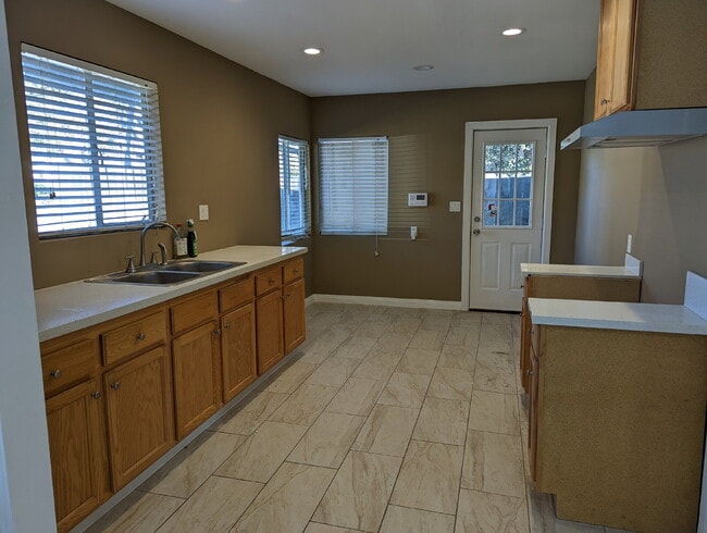 Building Photo - 2 br + bonus living area, in a quiet neighborhood near the 10 fwy