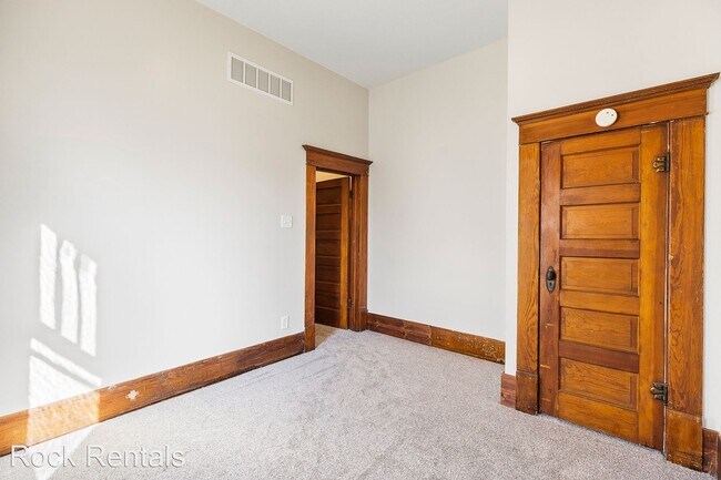 Building Photo - 3 br, 1 bath House - 417 W 11th Ave