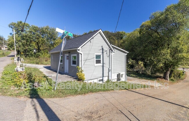 Building Photo - 128 Pickering St