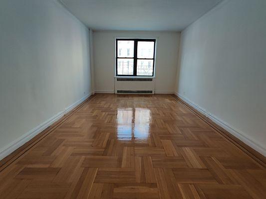 Foto del edificio - 3 bedroom in BRONX NY 10456