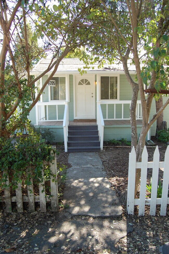 Foto del edificio - 8395 Grape Ave