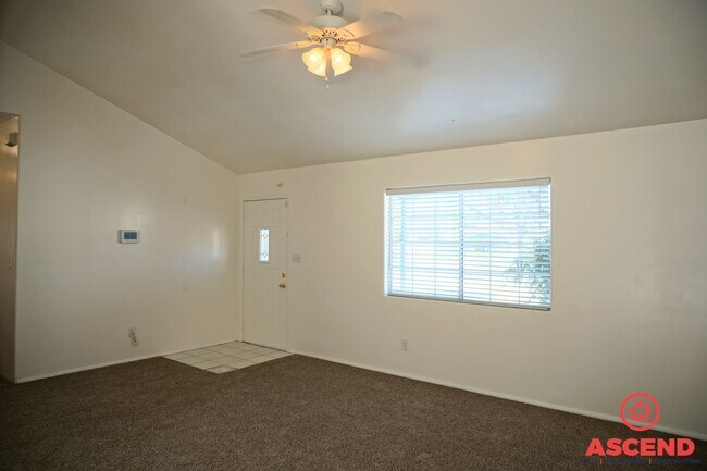 Foto del edificio - Spacious 3BD/2BA Home on a Large Lot in Bakersfield — Covered Patio, Garage & Pets Welcome!