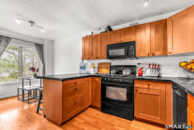 Building Photo - 5 Birch Ln