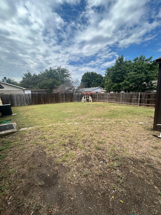 Building Photo - 404 Fox Dr