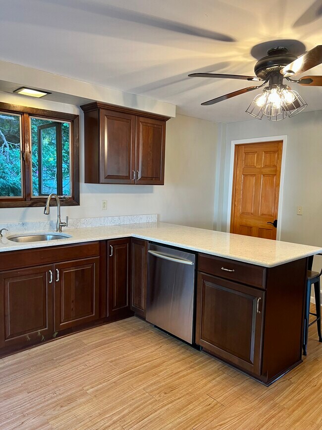 Building Photo - 27 W Main St