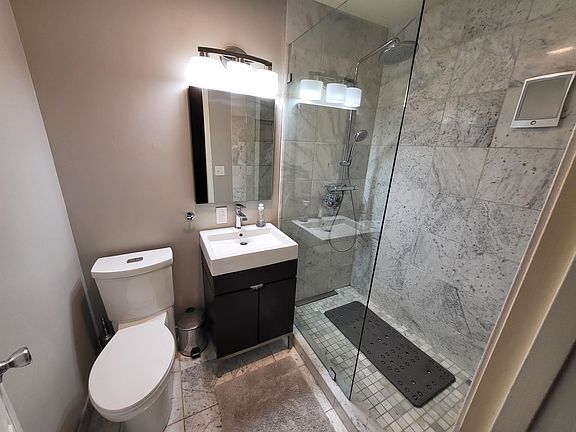 Foto del edificio - Two bedroom, two bathroom remodeled condo