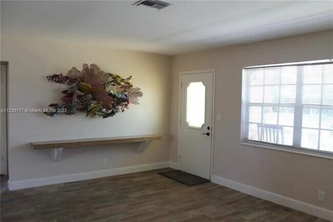 Foto del edificio - 2240 NE 37th St