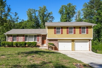Building Photo - 990 Woodbridge Dr NE