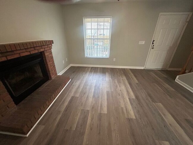 Building Photo - Two bed/Two and a Half Bath Townhome in We...