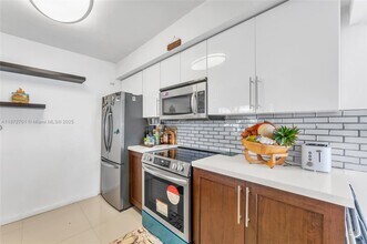 Building Photo - 20170 NE 3rd Ct