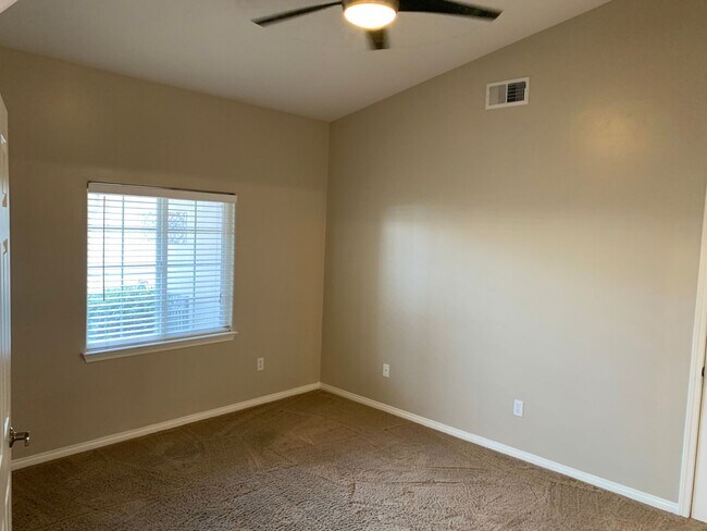 Building Photo - Large 4 bedroom in Nice Rosedale area