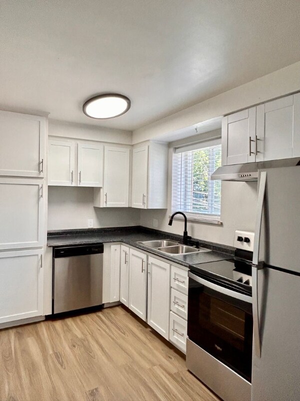 Primary Photo - 2444 S York St
