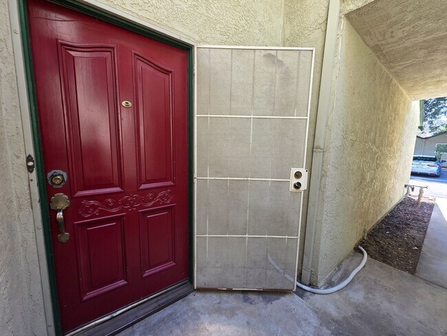 Building Photo - 3 bedroom condo w/2 car garage!