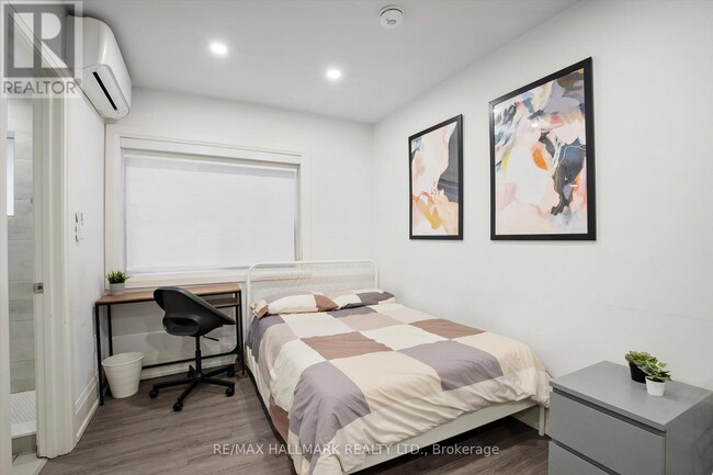 Photo du bâtiment - 595-595 St Clair Ave W