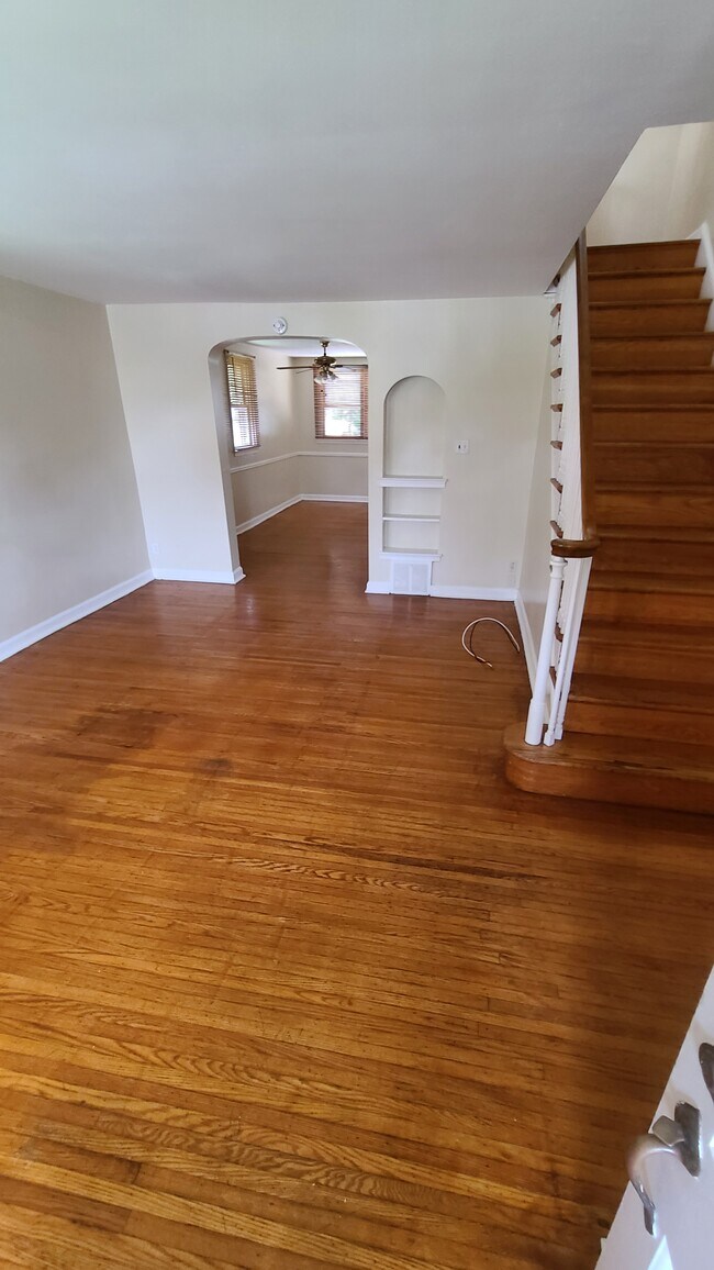 Living room (2) - 820 E 15th St