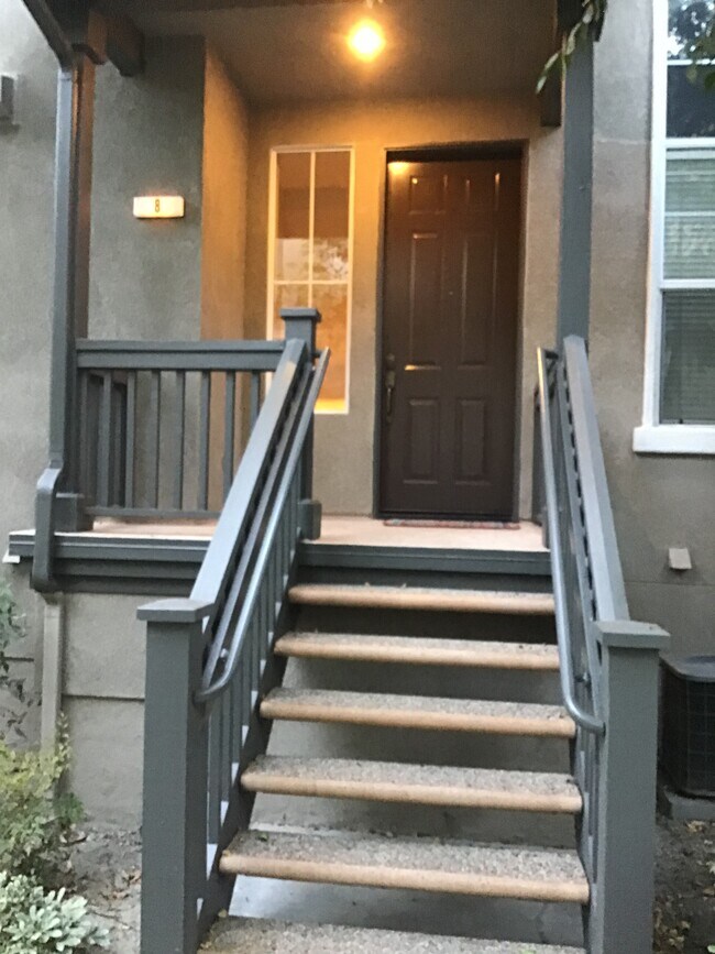 Building Photo - 8 Benchmark Ln