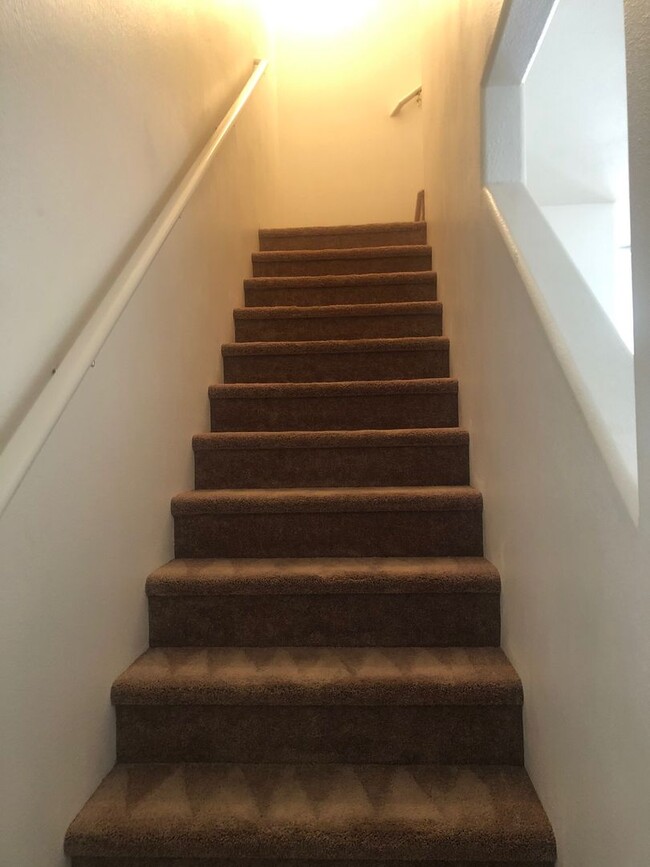 Building Photo - 2 Bedroom Townhome