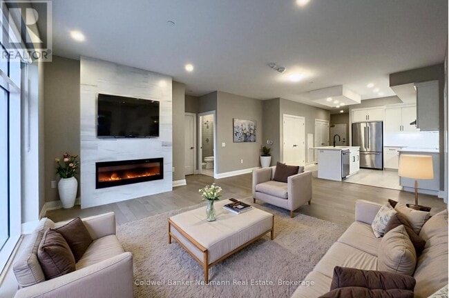 Building Photo - 71 Wyndham St S