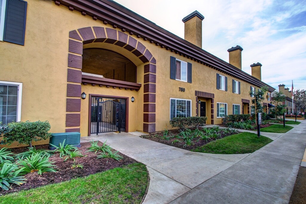 Warwick Square Apartments in Santa Ana, CA