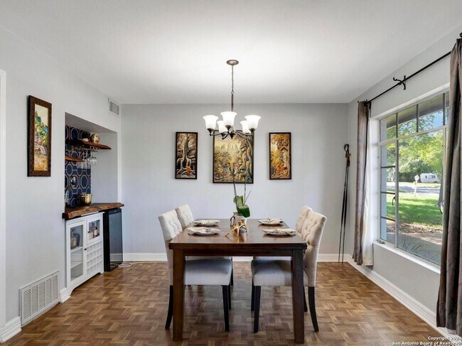 Foto del edificio - BEAUTIFUL TERRELL HEIGHTS 2-BEDROOM HOME ON LARGE CORNER LOT