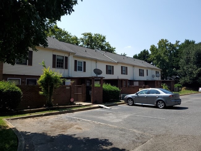 Building Photo - 2 Bedroom, 1.5 Baths Townhome in Candlewood Community.