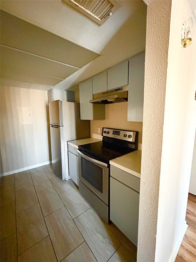 Building Photo - 2824 S Bartell Dr