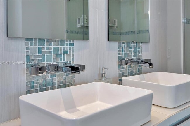 Foto del edificio - 6515 Collins Ave