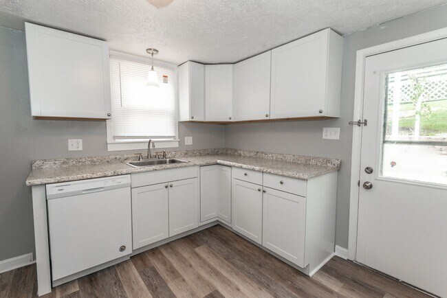 Building Photo - Remodeled 3 Bedroom Home - Available Now!