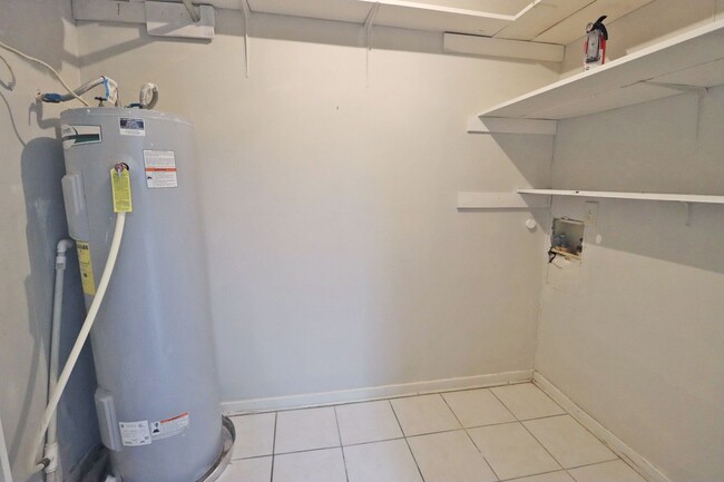 Building Photo - 1 Bedroom, 1 Bathroom Condo at Village Cre...