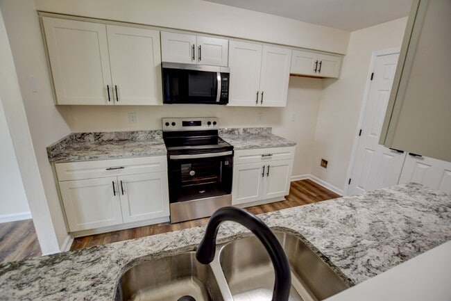 Building Photo - 3900 Raintree Ct