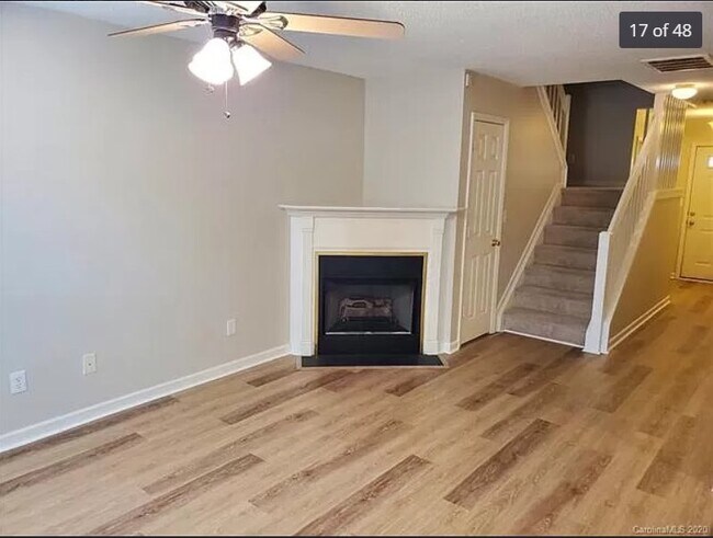Foto del edificio - 9906 Birch Knoll Ct