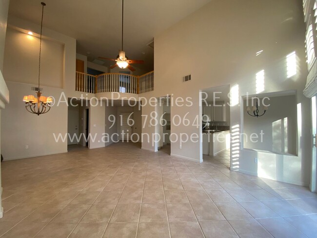 Building Photo - Greenbelt Views - 3 Bed, 2.5 Bath - Privat...