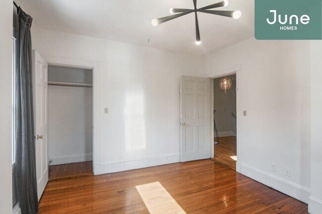 Building Photo - Queen room in 6-bed/2.0-bath Home