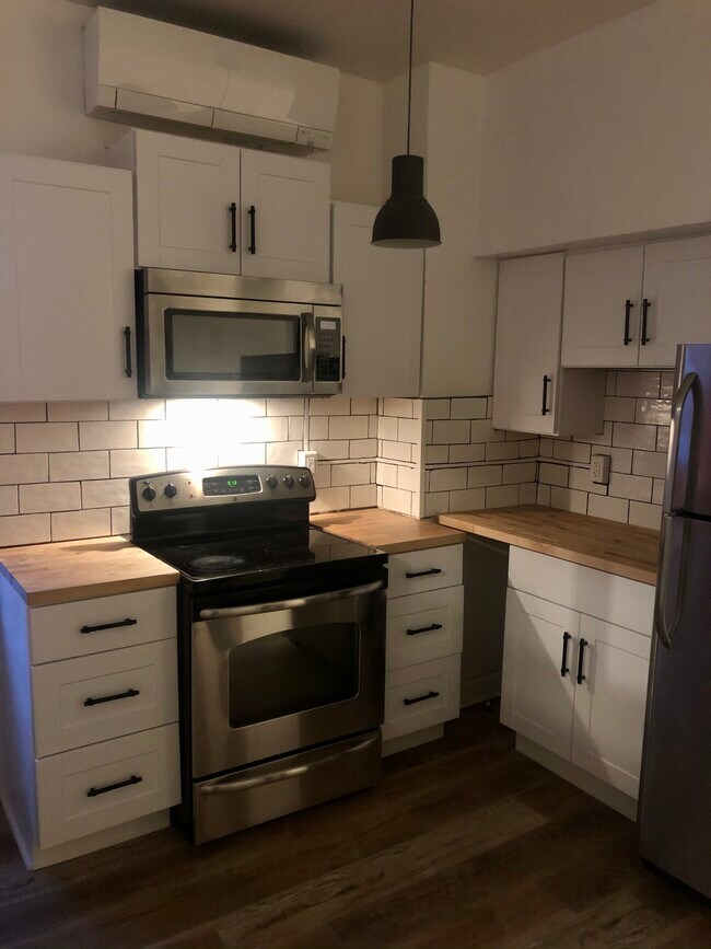 The fully renovated kitchen features stainless steel appliances and tons of cabinet space. - 1406 Mount Royal Blvd