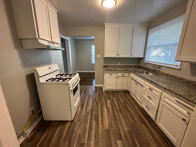 Building Photo - 1235 Roxbury Dr