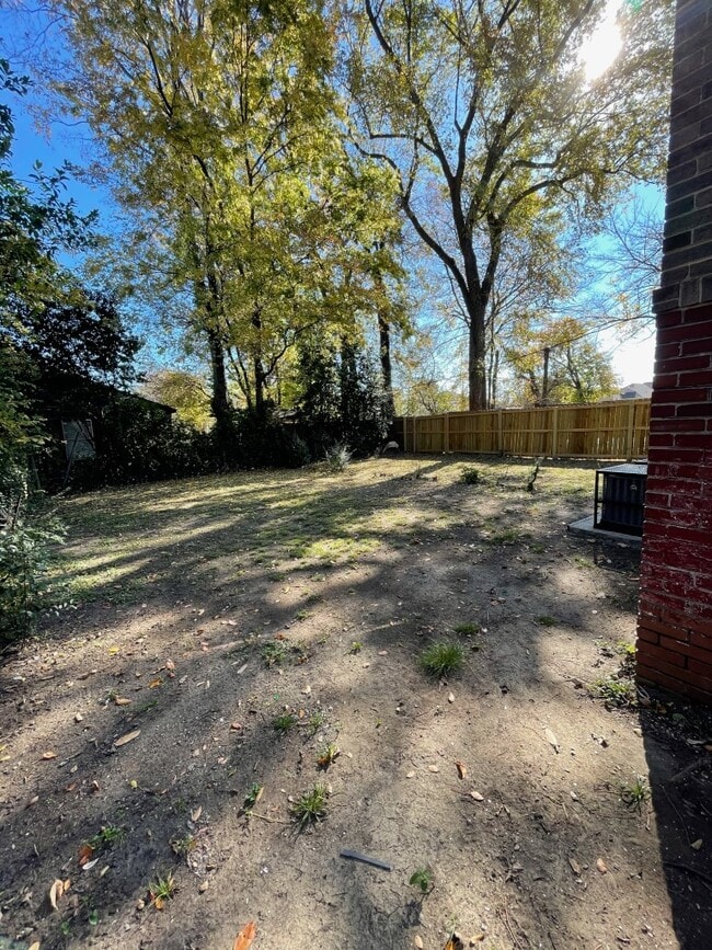Building Photo - 322 N Claybrook St