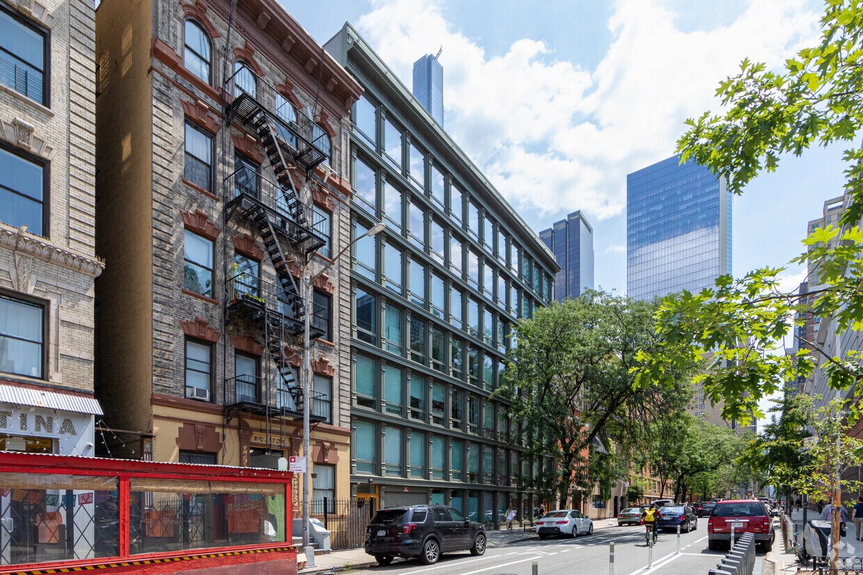 Foto del edificio - 351-355 W 54th St