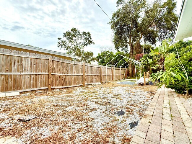 Building Photo - Bright & cozy 2bedroom 1bath home with out...