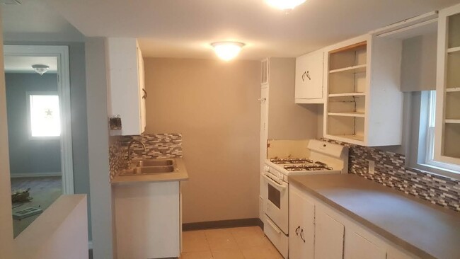 Building Photo - 617 W Funston St