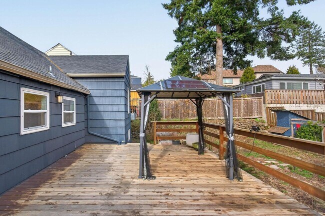 Foto del edificio - Vintage 3-bdrm/1-bdrm Alameda charmer—Many updates, large yard w/deck & raised beds