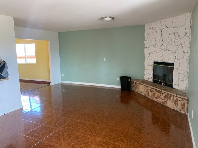 Building Photo - Charming 4-Bedroom, 2-Bathroom Home for Rent in Encanto