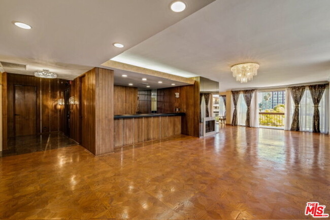 Building Photo - 325 N Oakhurst Dr